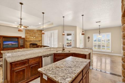 121 Abrego Mount Floresville TX 78114