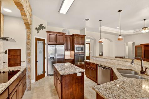 121 Abrego Mount Floresville TX 78114