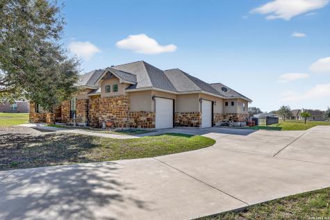 121 Abrego Mount Floresville TX 78114
