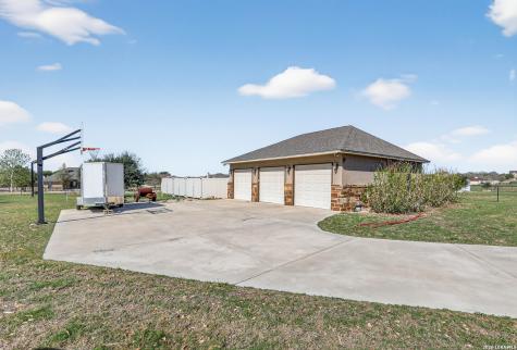 121 Abrego Mount Floresville TX 78114