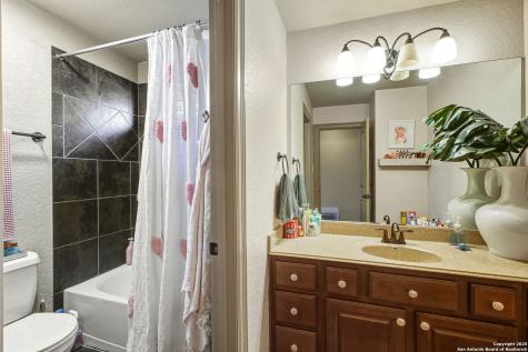 25915 Splashing Rock San Antonio TX 78260