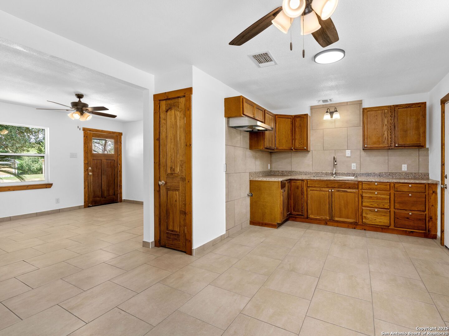 511 5th Natalia TX 78059