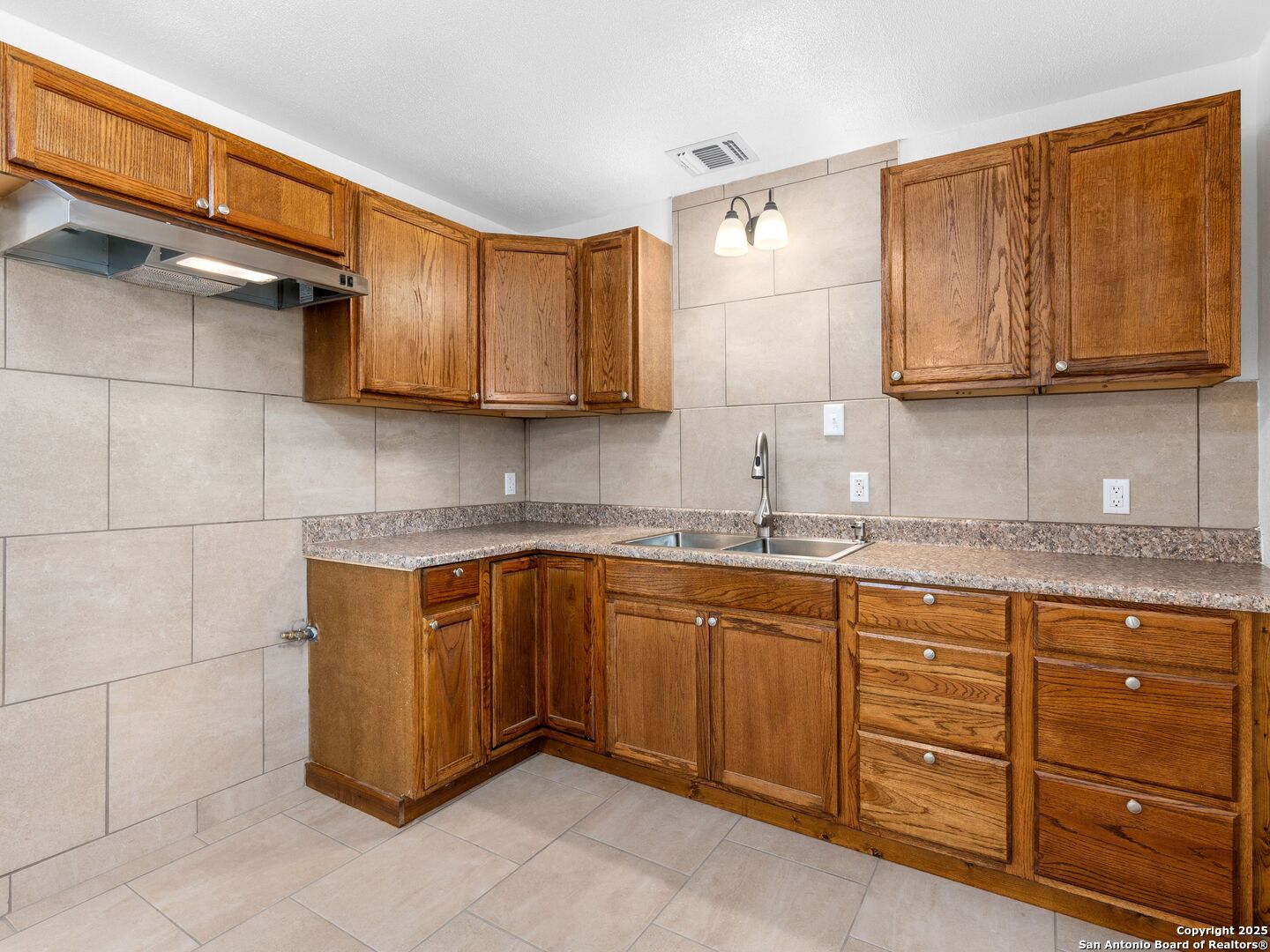 511 5th Natalia TX 78059