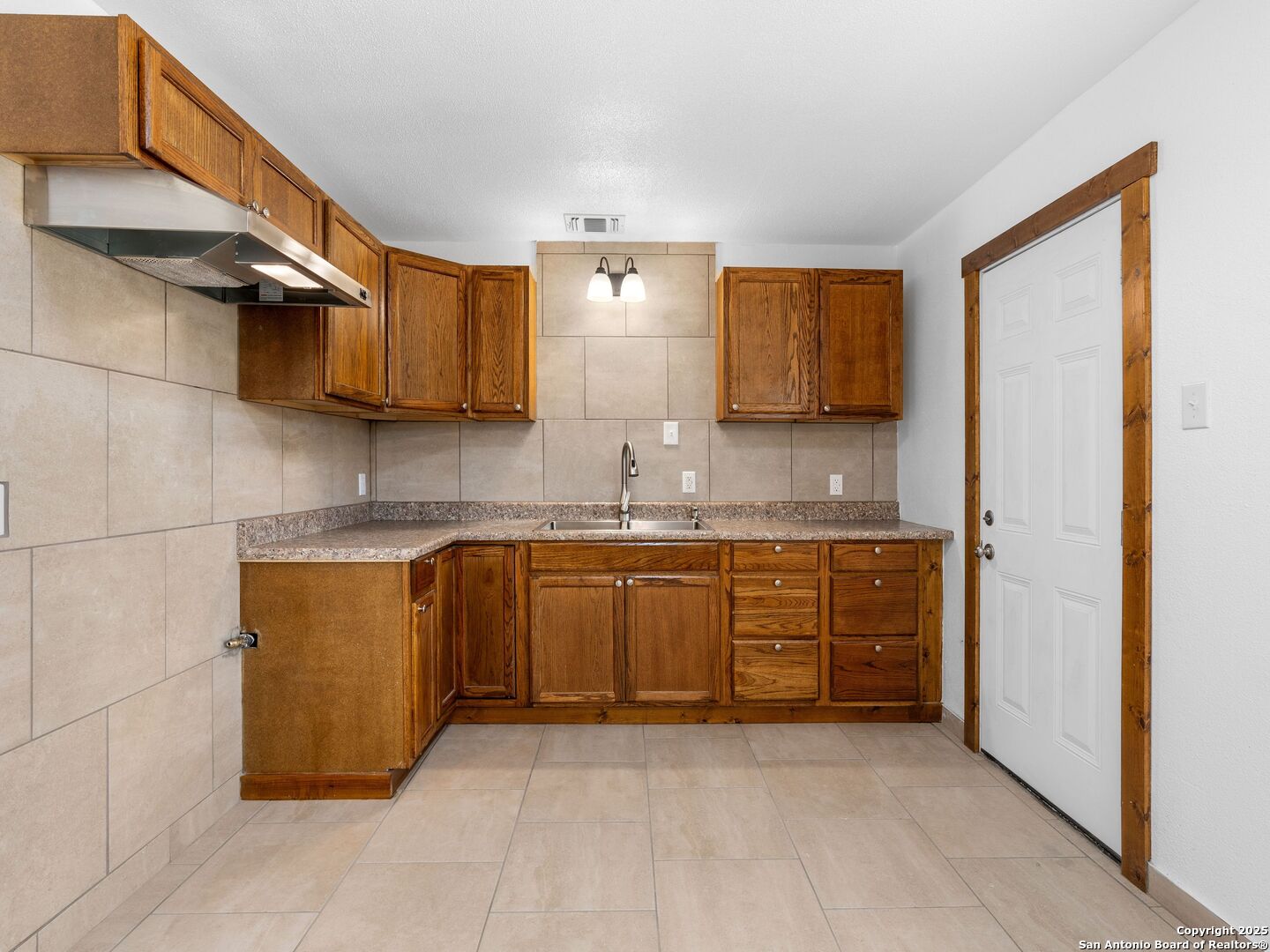 511 5th Natalia TX 78059