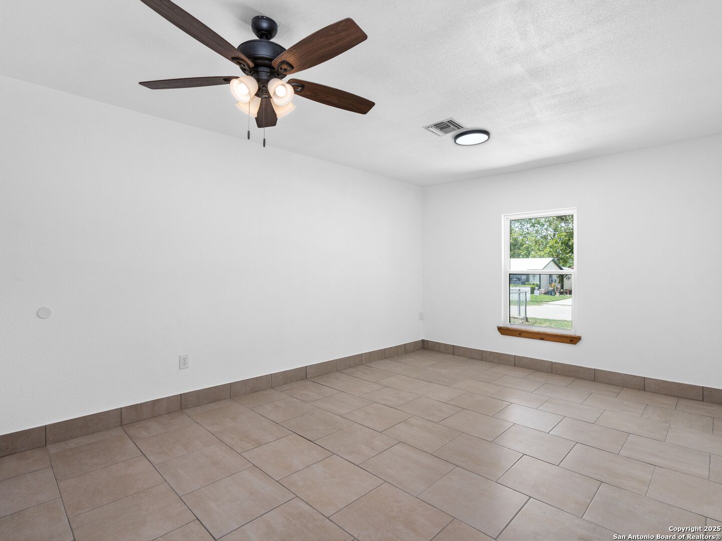 511 5th Natalia TX 78059