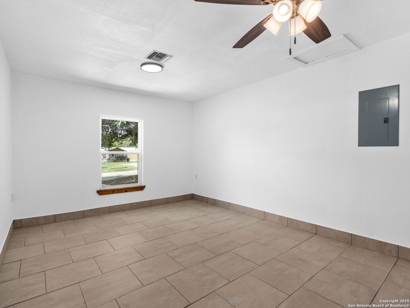 511 5th Natalia TX 78059
