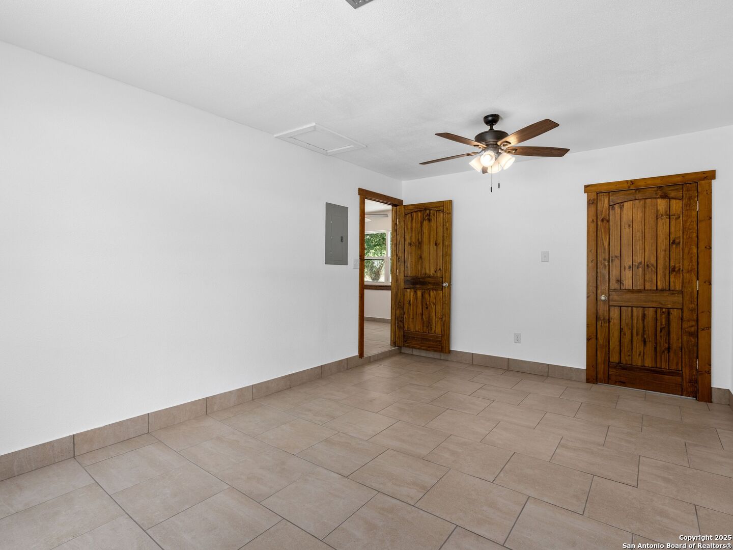 511 5th Natalia TX 78059