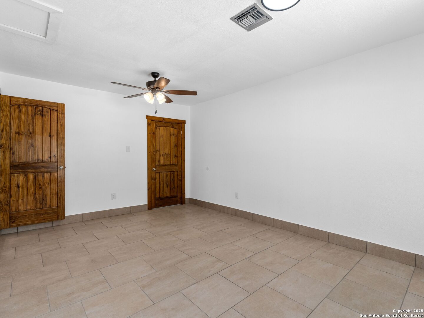 511 5th Natalia TX 78059