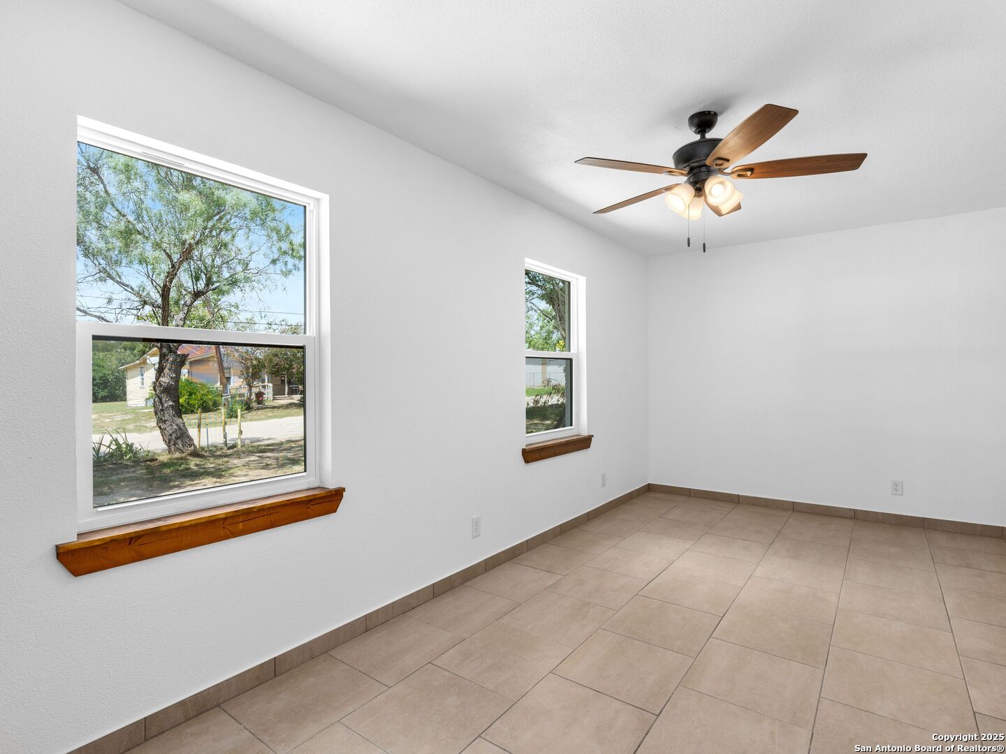 511 5th Natalia TX 78059