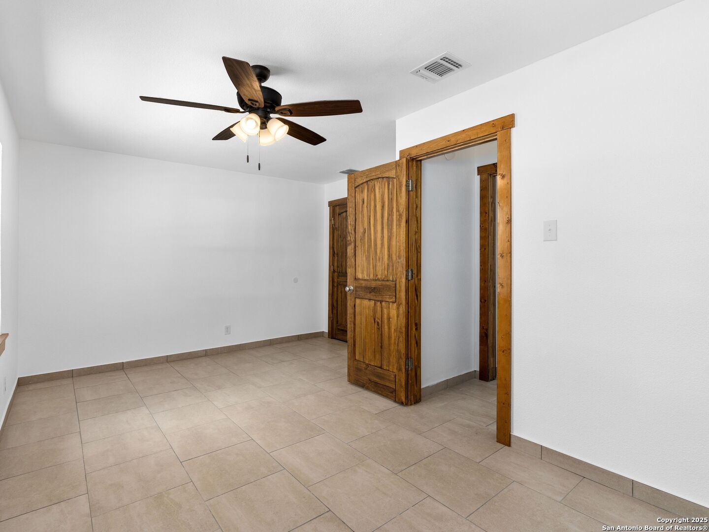 511 5th Natalia TX 78059