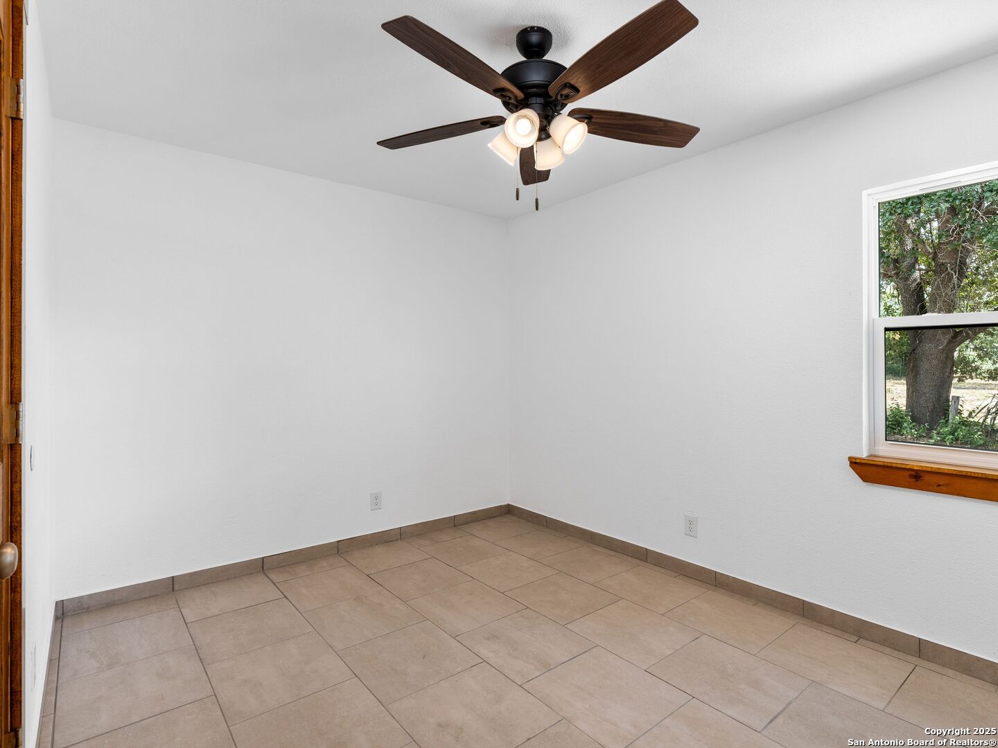 511 5th Natalia TX 78059