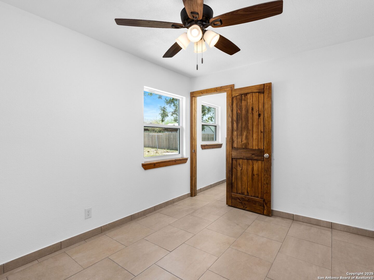 511 5th Natalia TX 78059