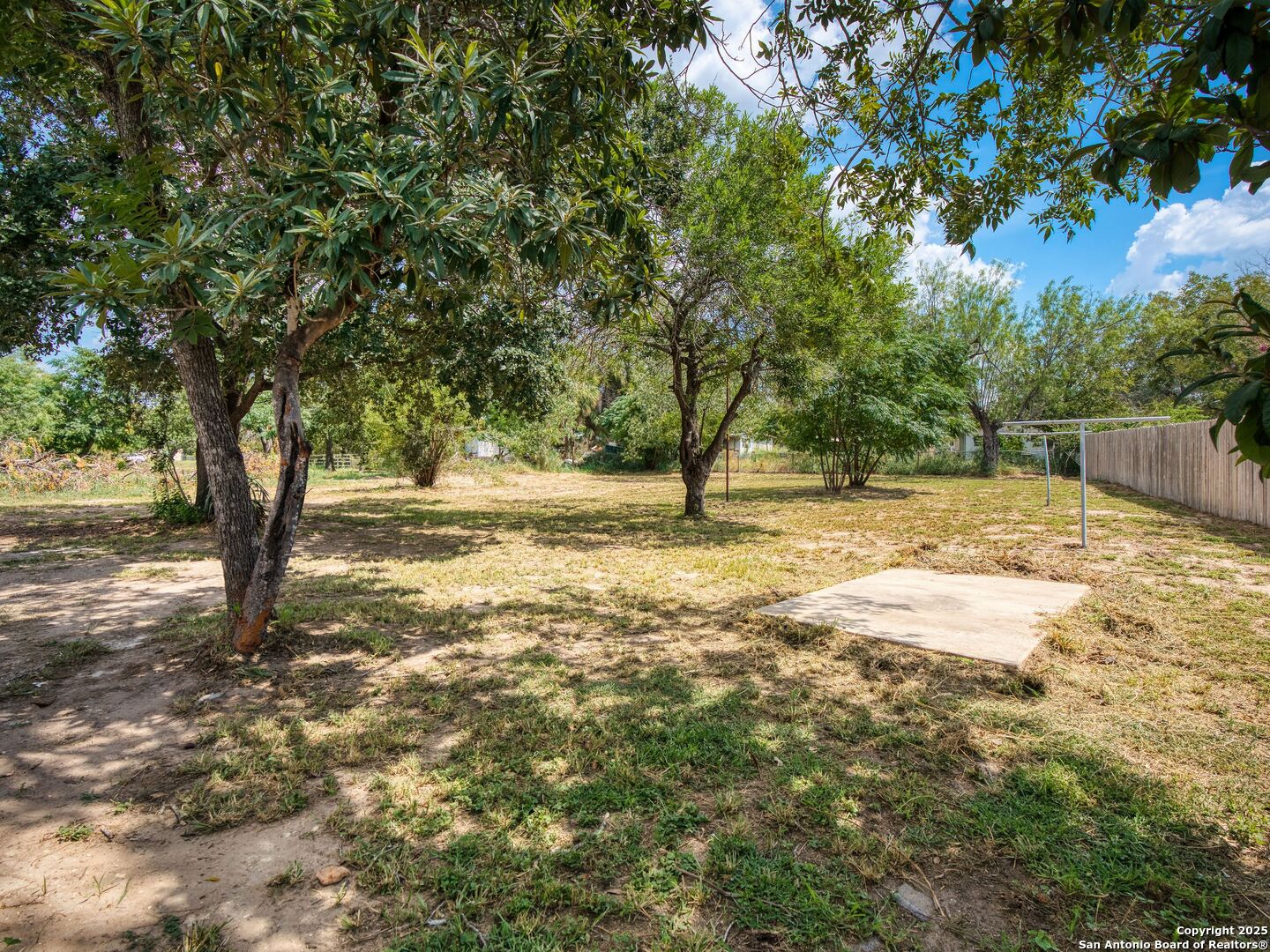 511 5th Natalia TX 78059