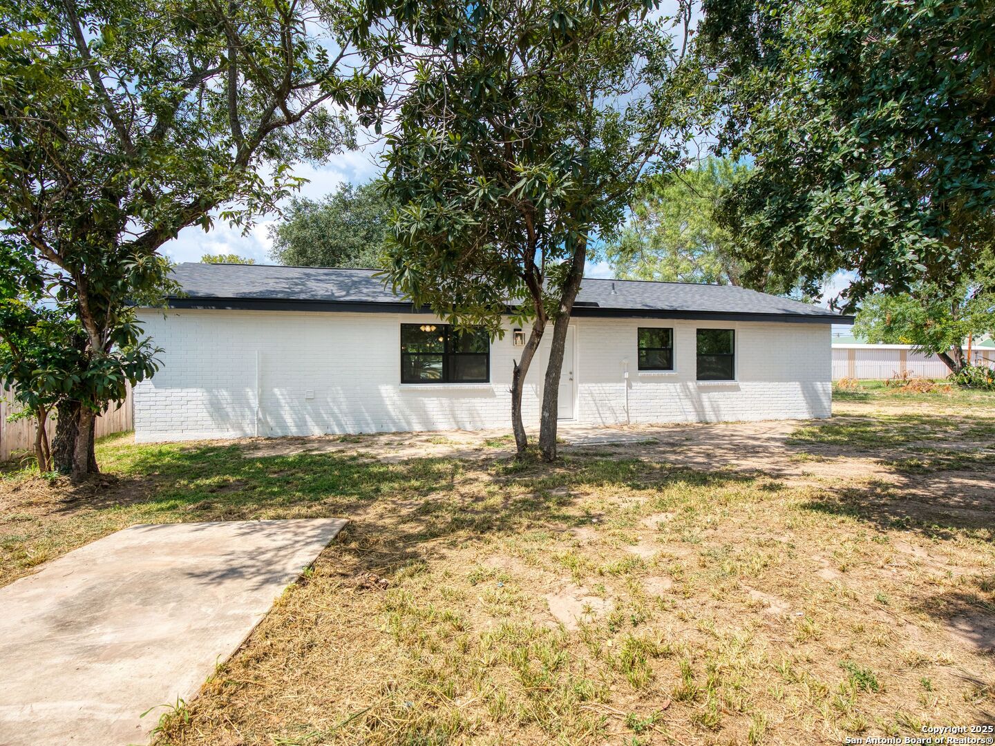 511 5th Natalia TX 78059