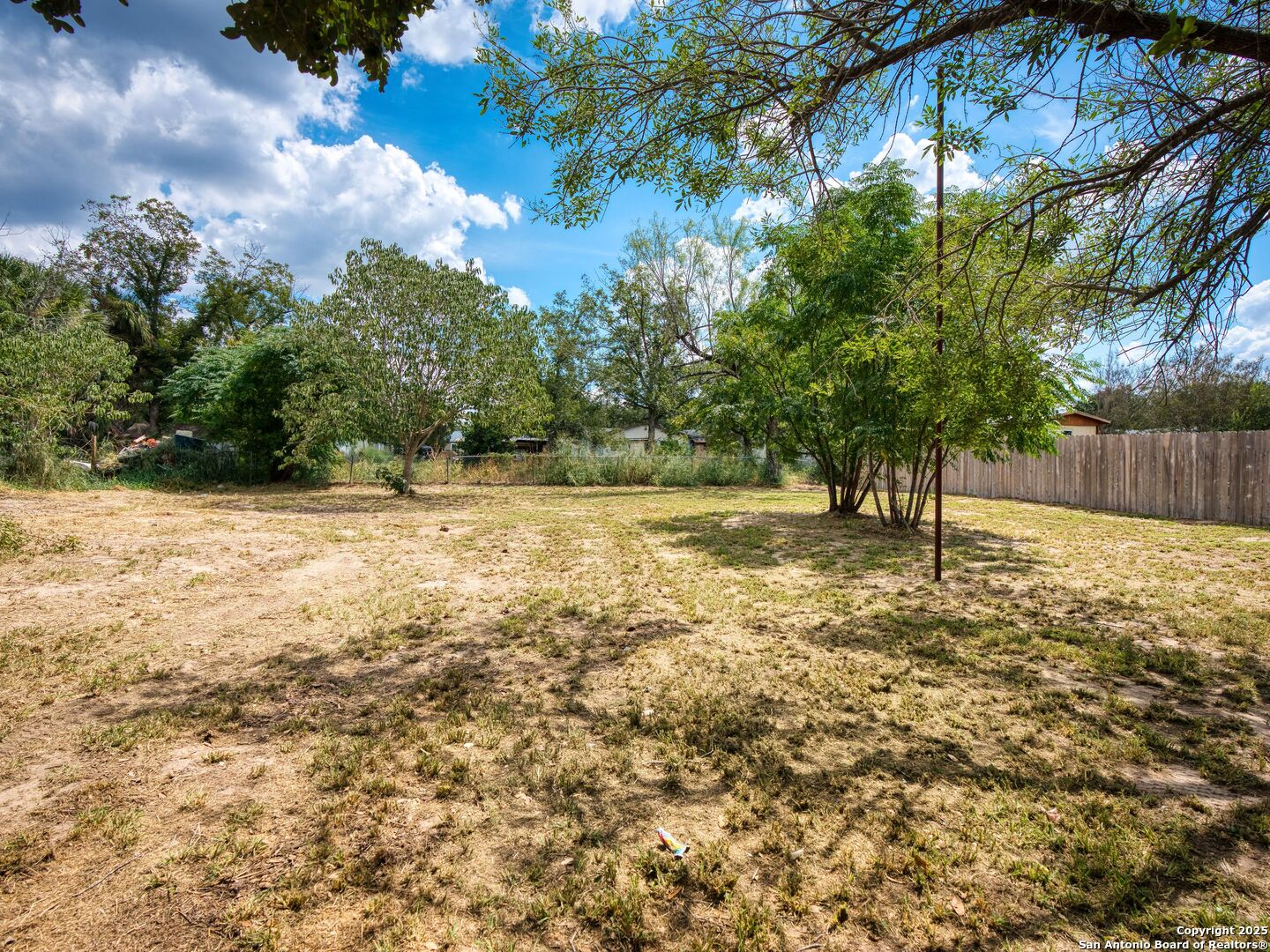 511 5th Natalia TX 78059