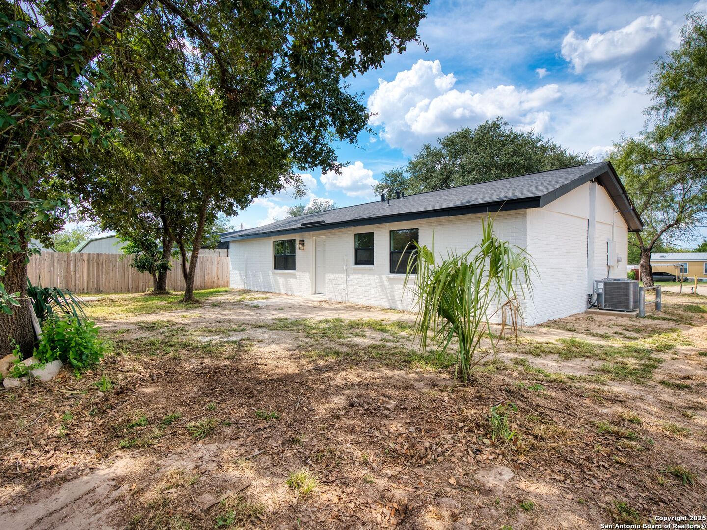 511 5th Natalia TX 78059