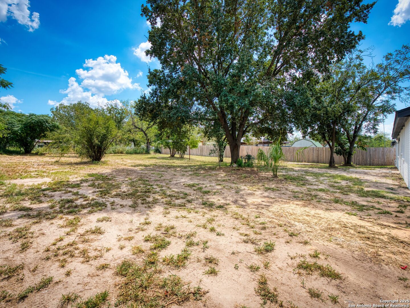 511 5th Natalia TX 78059