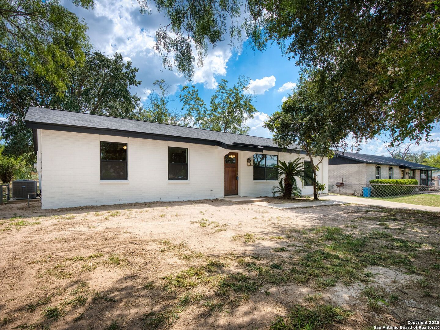 511 5th Natalia TX 78059