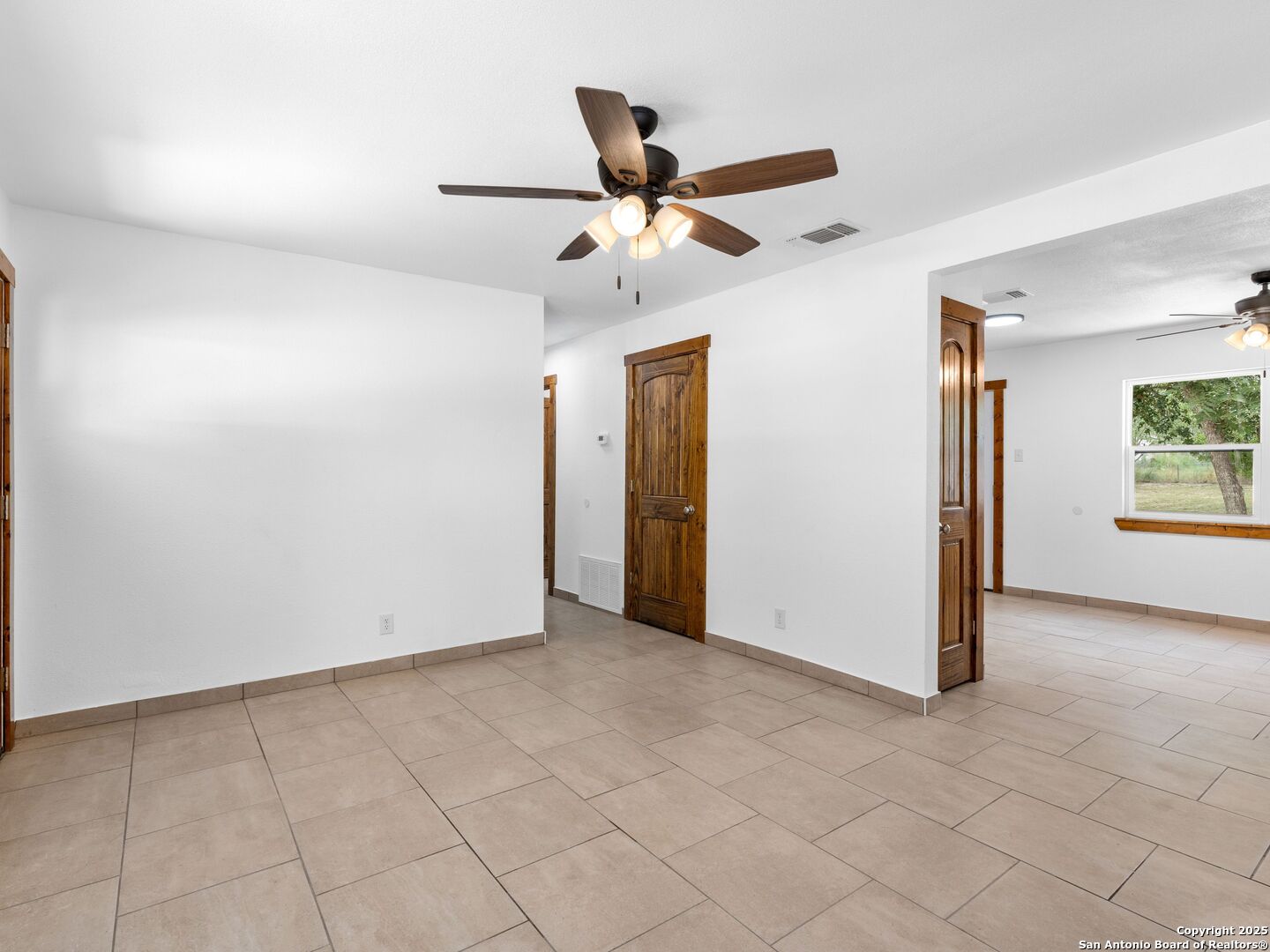 511 5th Natalia TX 78059