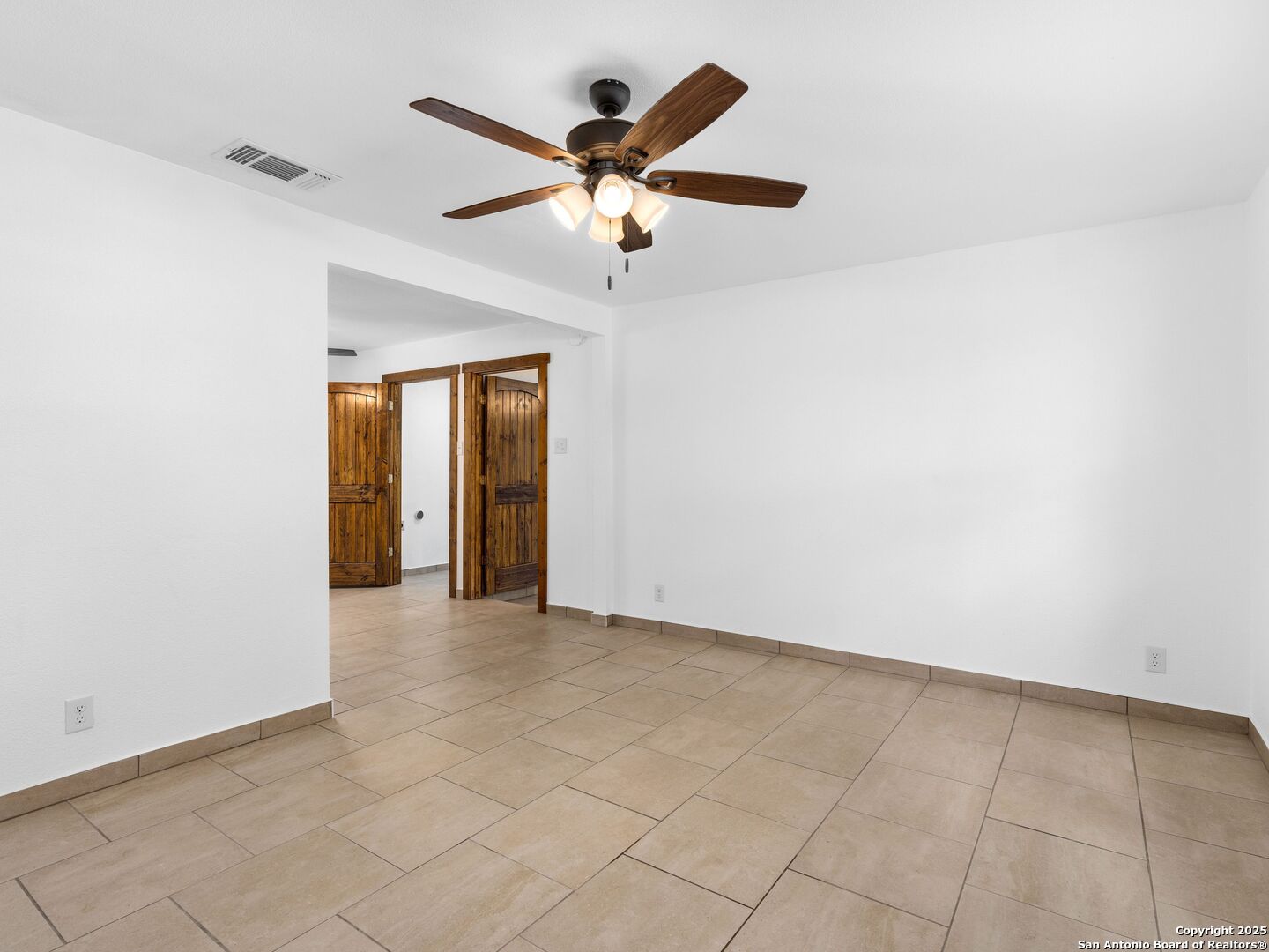 511 5th Natalia TX 78059