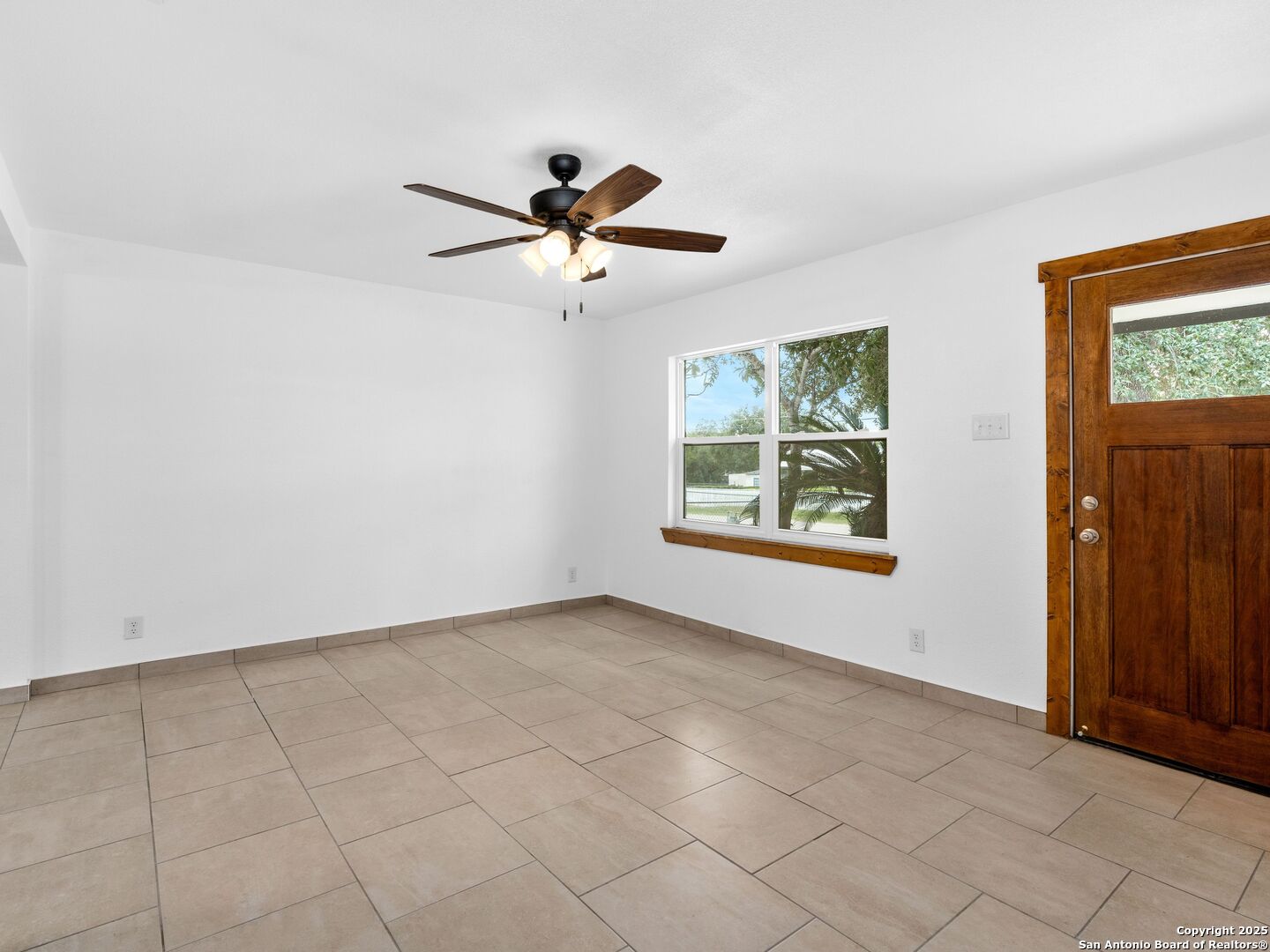 511 5th Natalia TX 78059