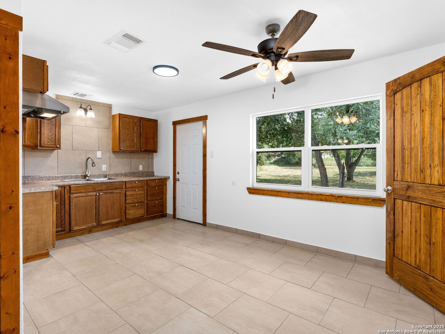 511 5th Natalia TX 78059