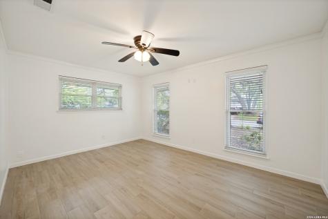 517 Balfour Drive Windcrest TX 78239