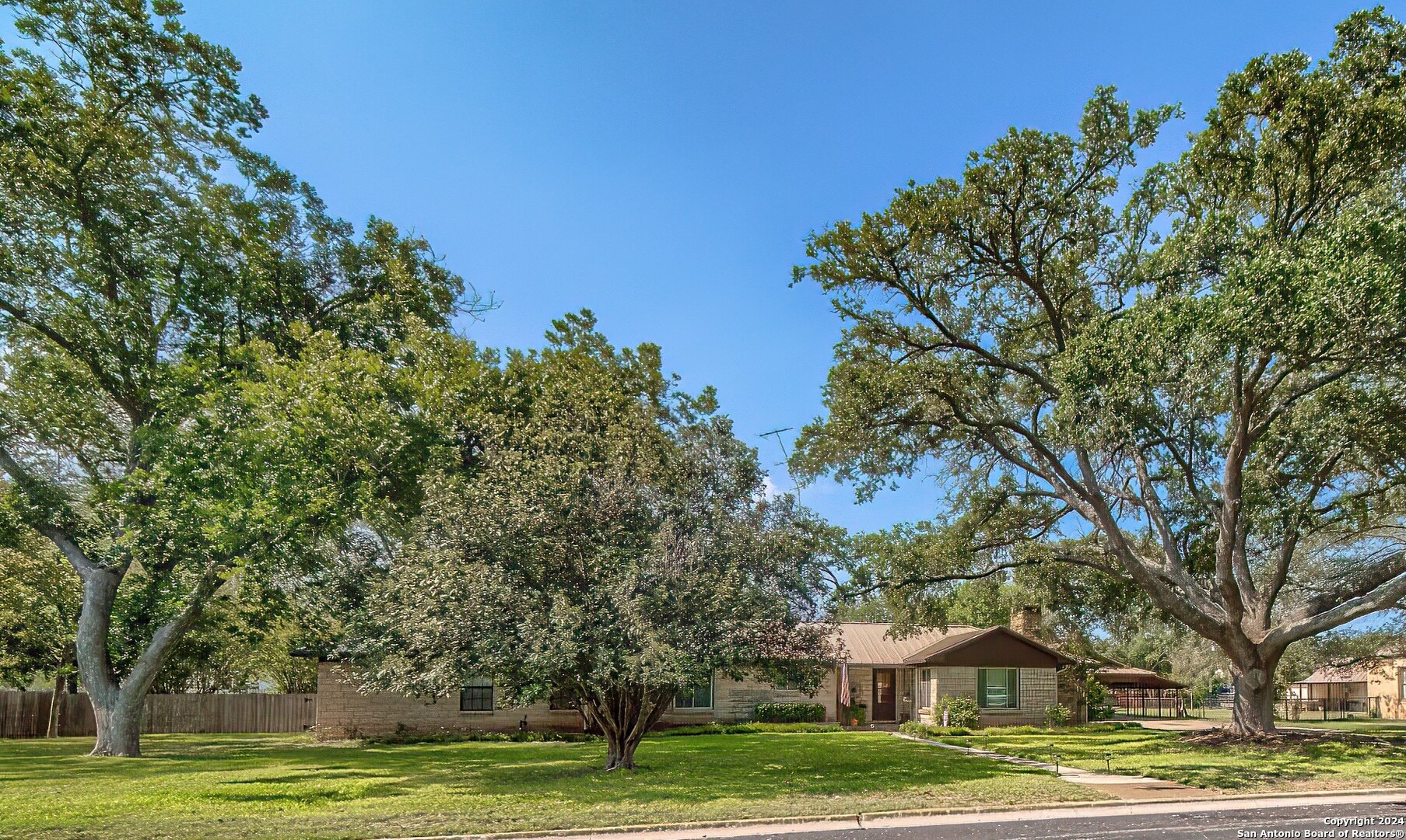 1207 28th Street Hondo TX 78861