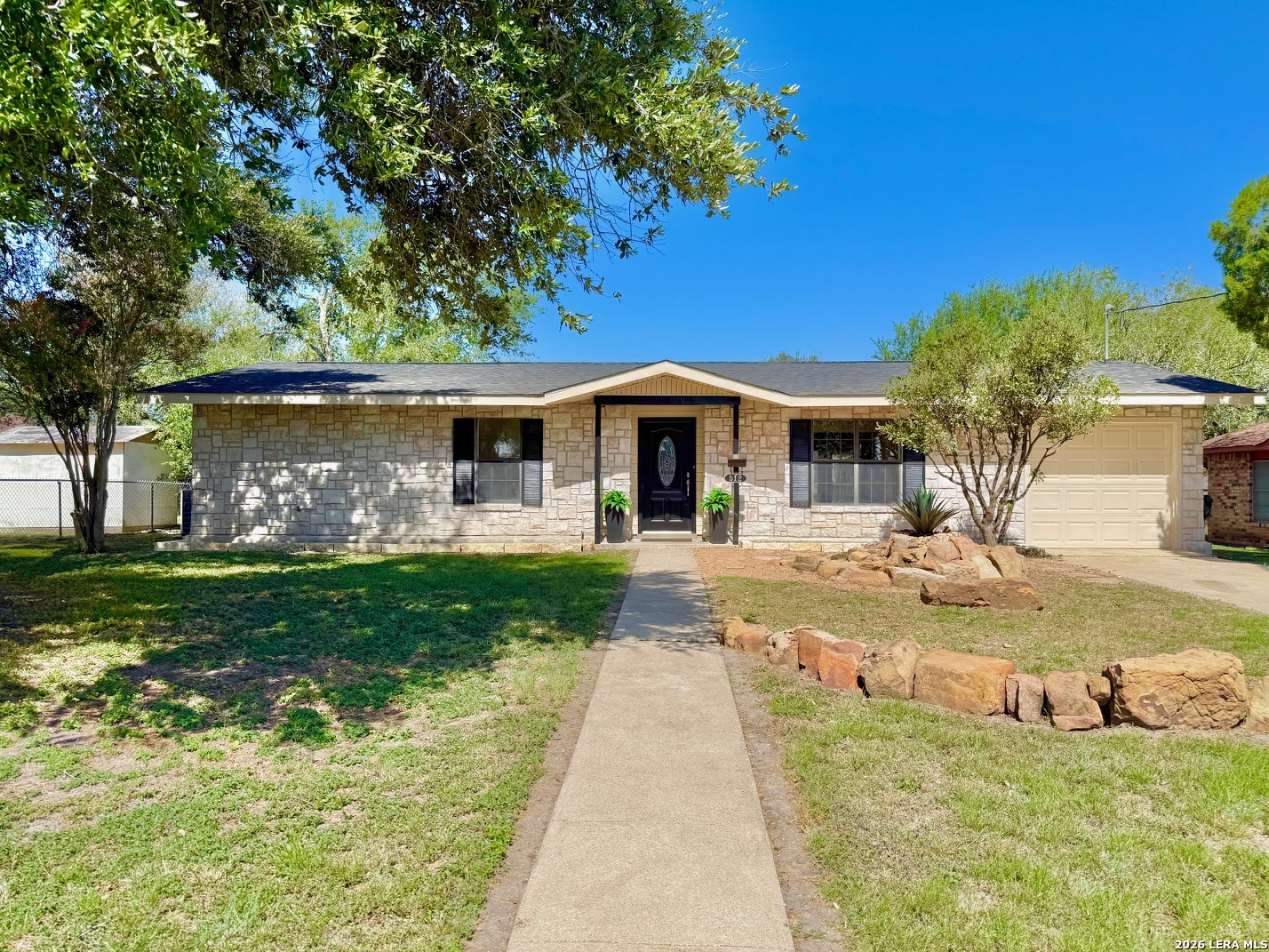 512 S Park Karnes City TX 78118