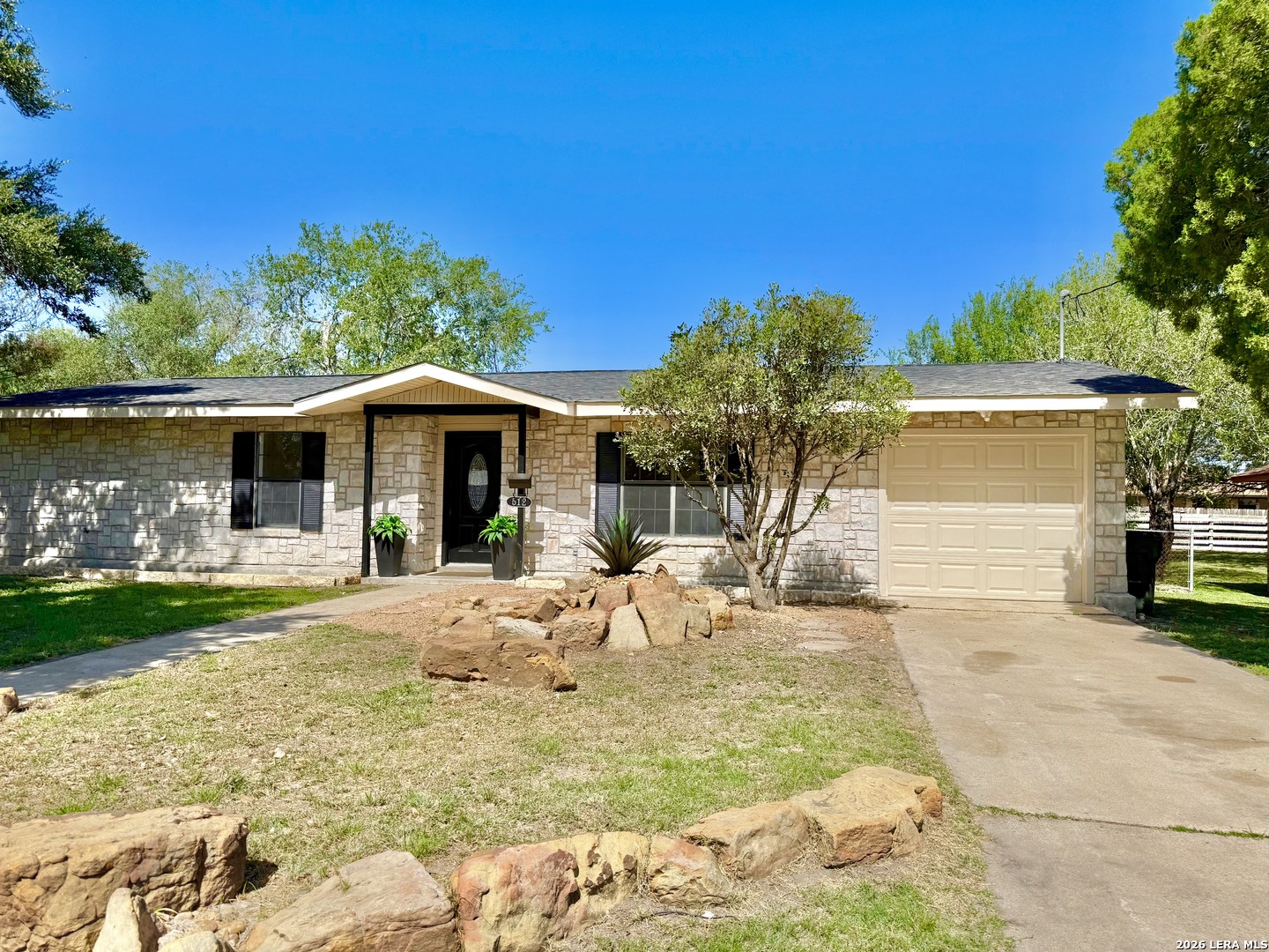 512 S Park Karnes City TX 78118