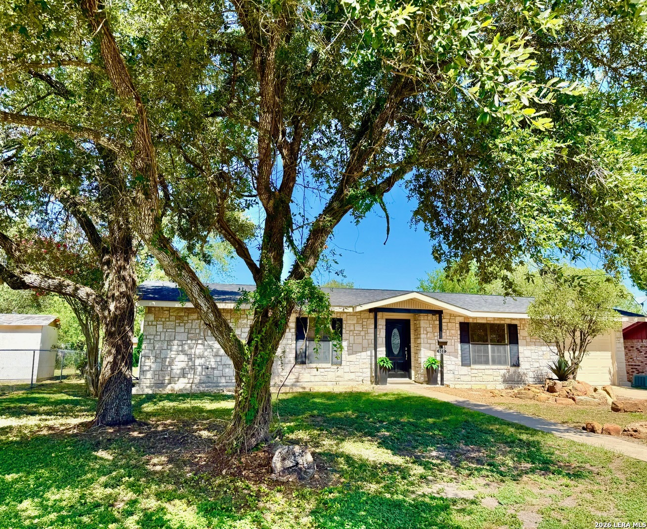 512 S Park Karnes City TX 78118