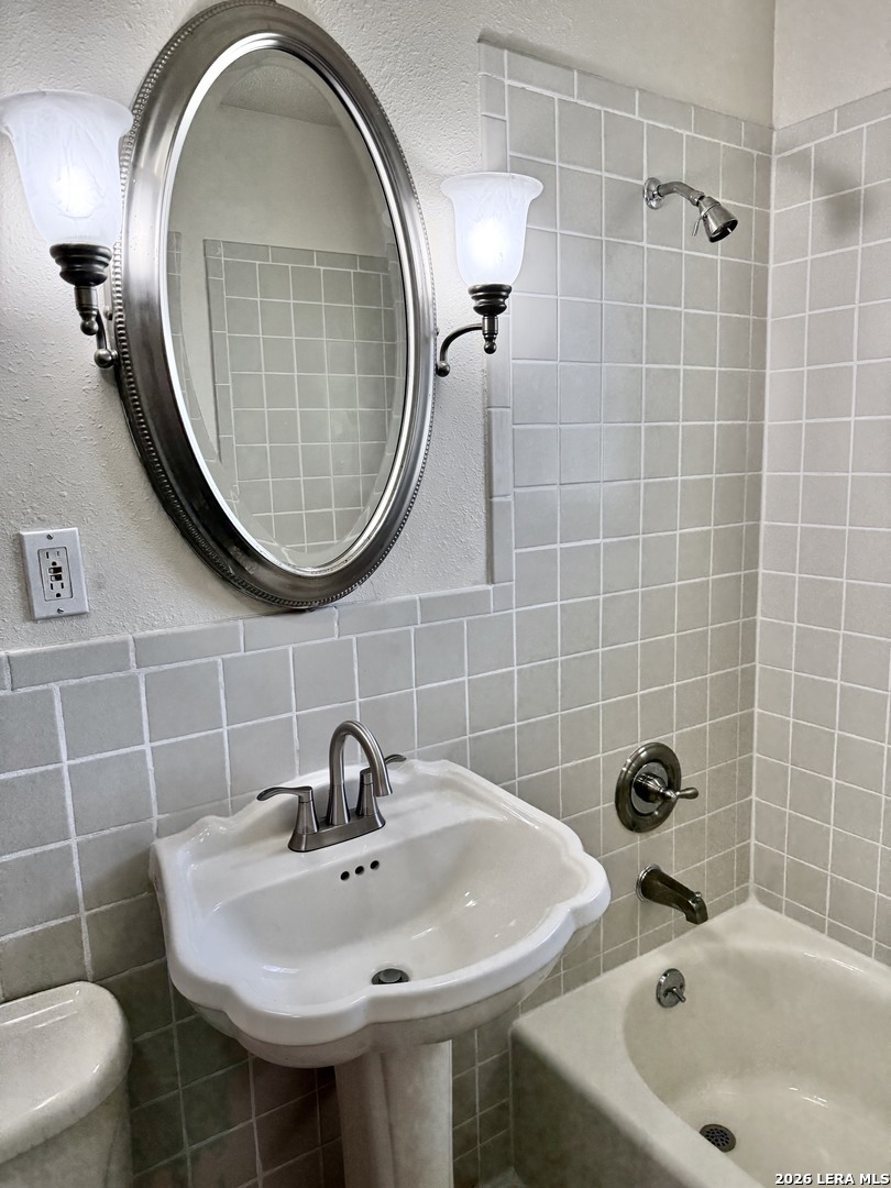 512 S Park Karnes City TX 78118
