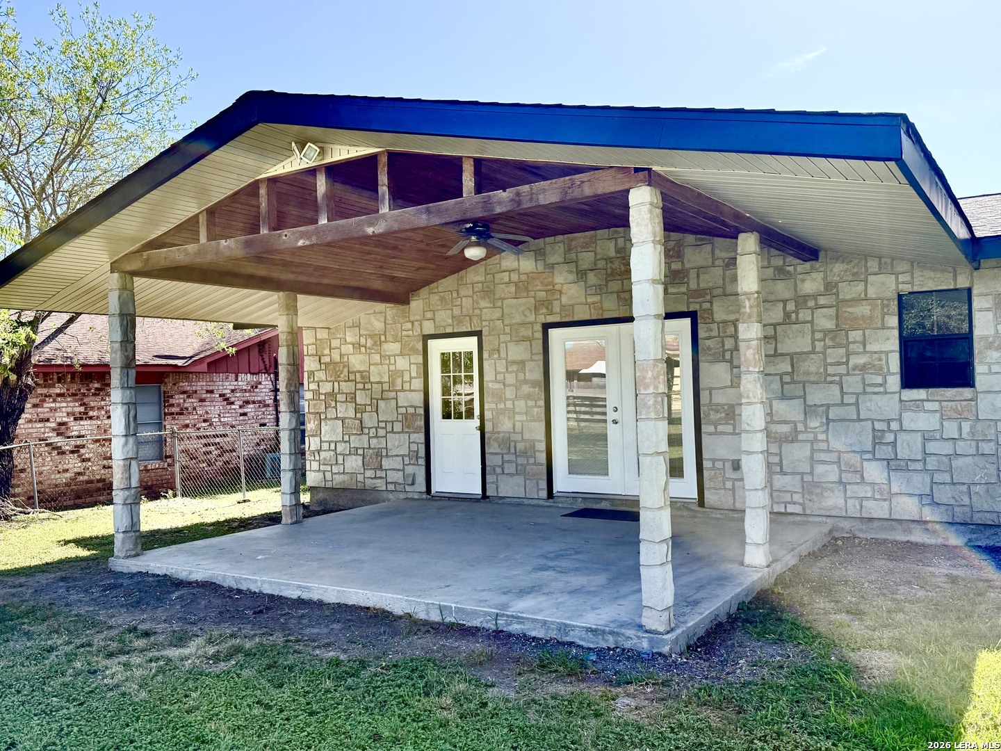 512 S Park Karnes City TX 78118