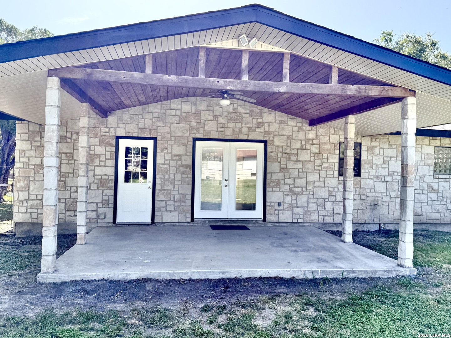 512 S Park Karnes City TX 78118