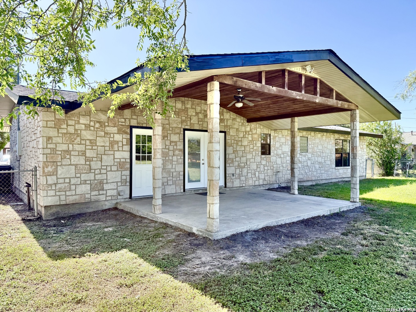 512 S Park Karnes City TX 78118