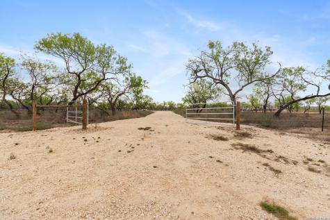2161 County Road 124 Floresville TX 78114