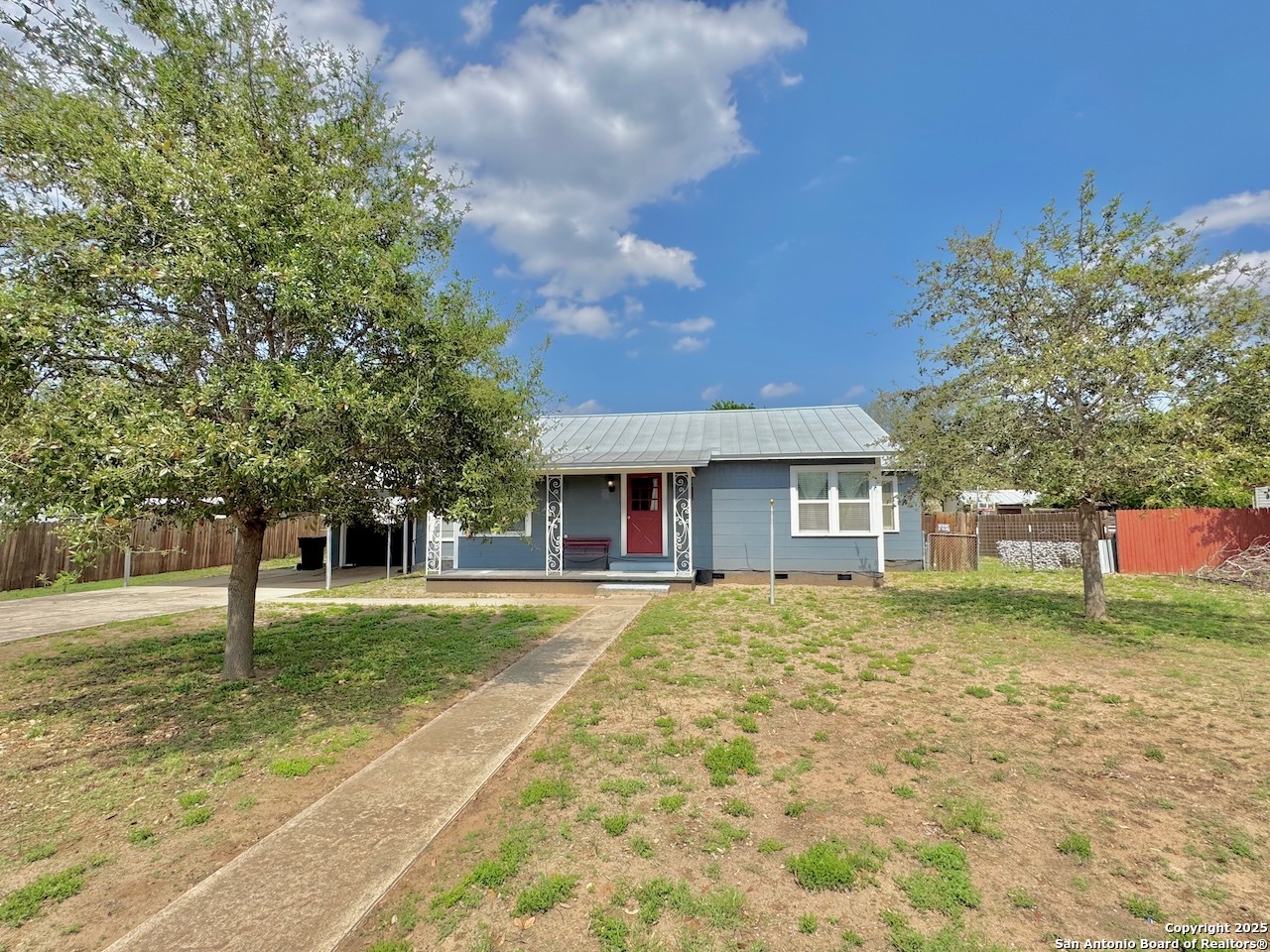710 W Hondo Devine TX 78016