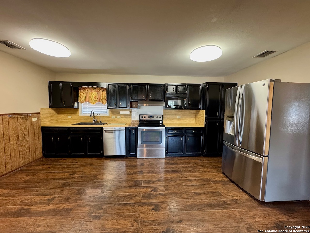 710 W Hondo Devine TX 78016