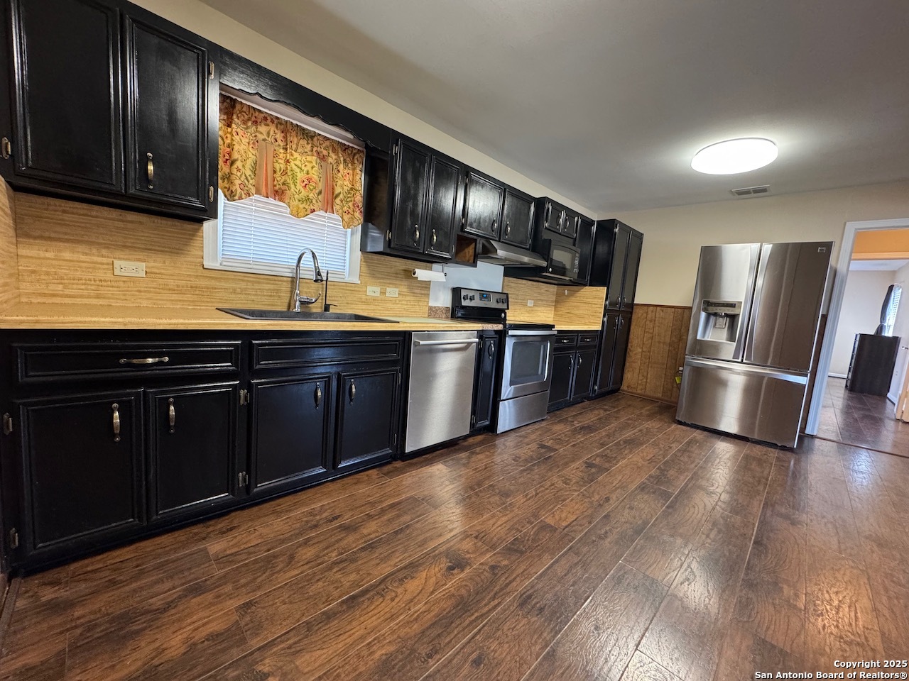 710 W Hondo Devine TX 78016