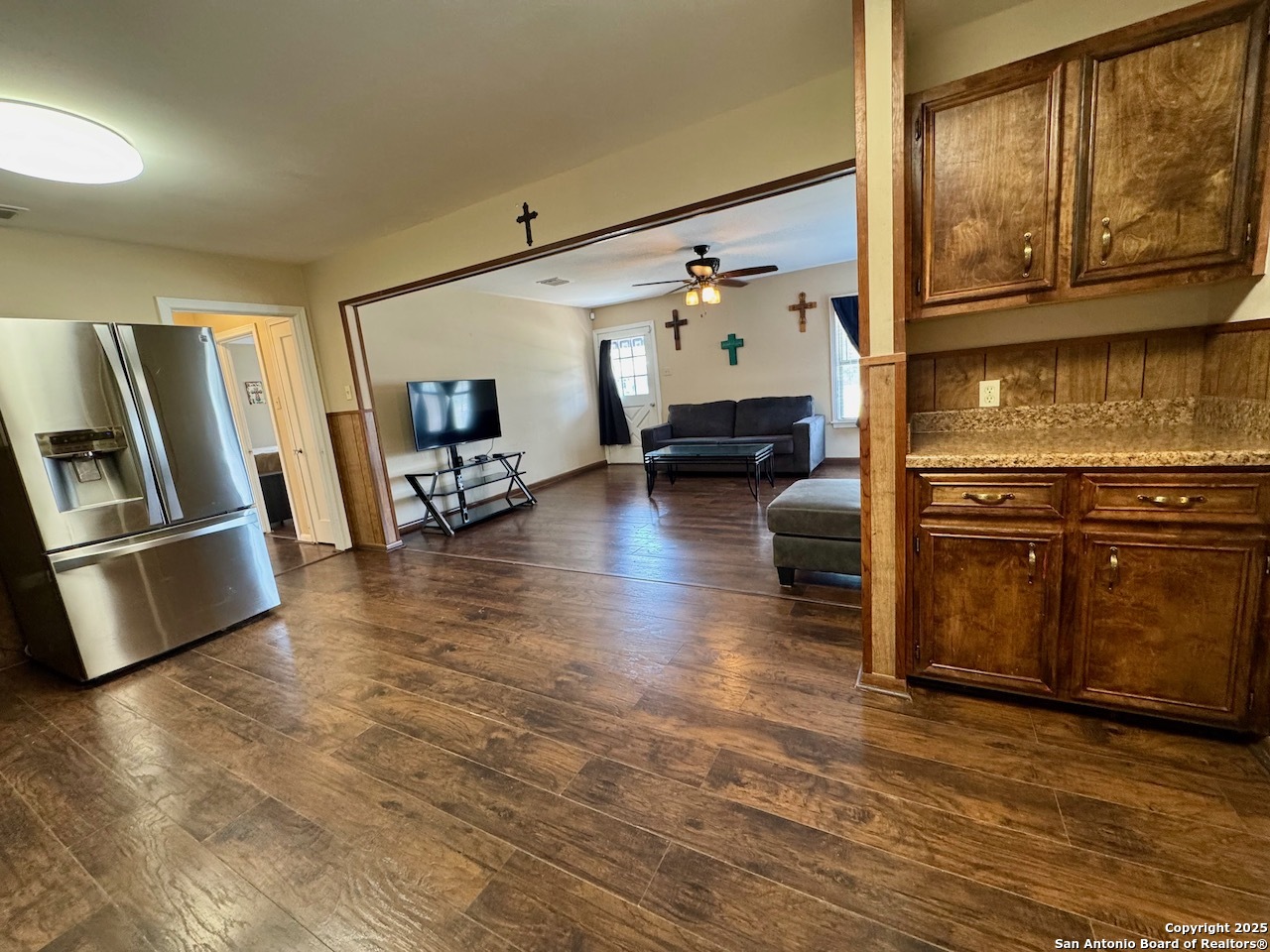 710 W Hondo Devine TX 78016