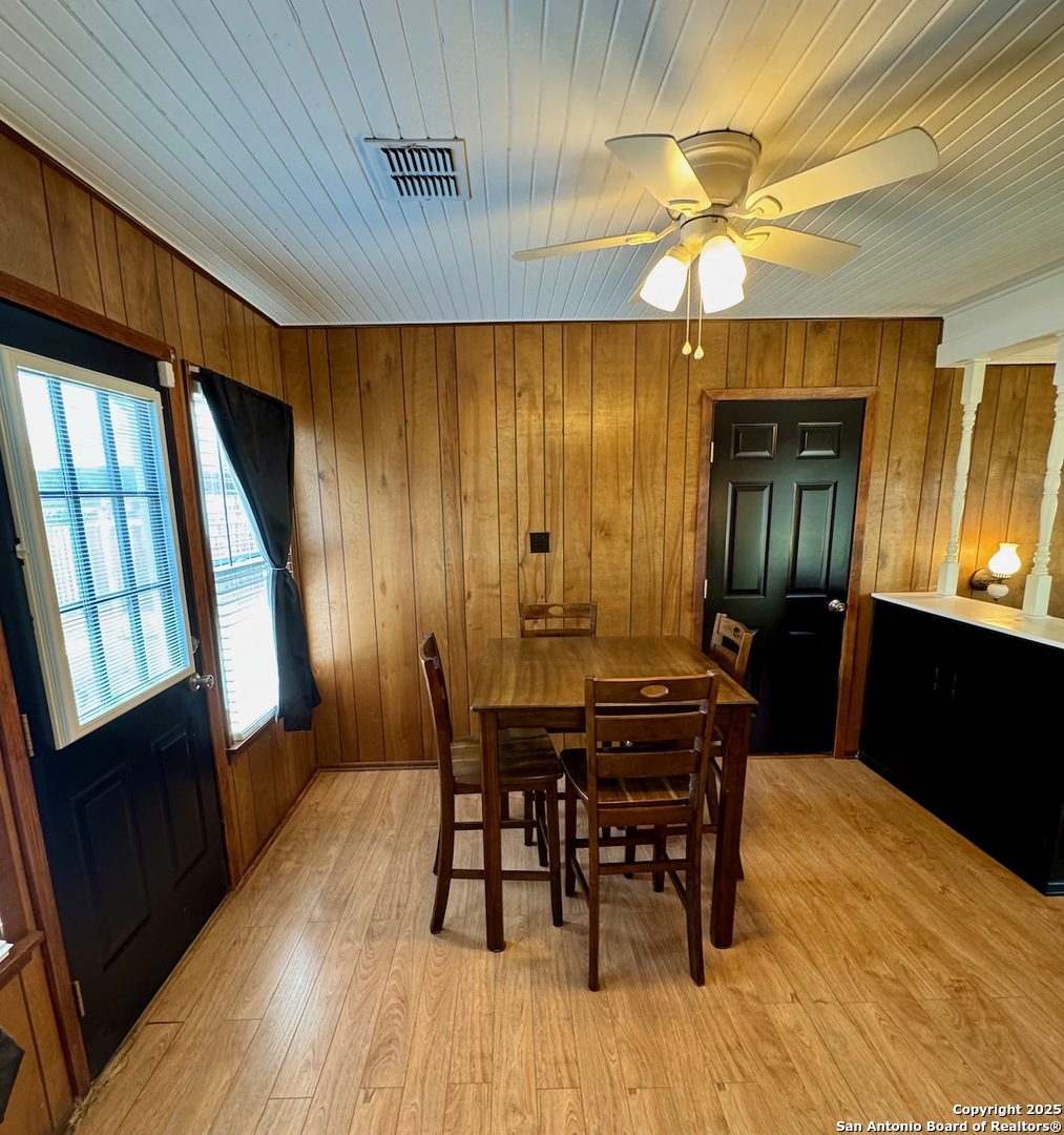 710 W Hondo Devine TX 78016