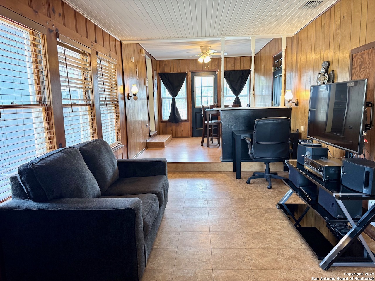710 W Hondo Devine TX 78016