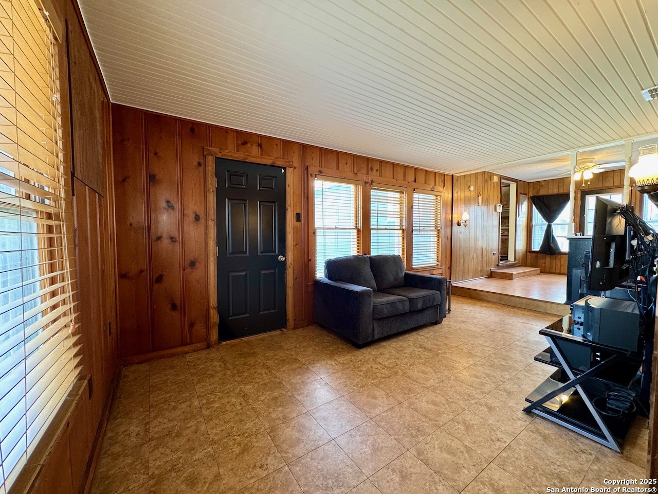 710 W Hondo Devine TX 78016