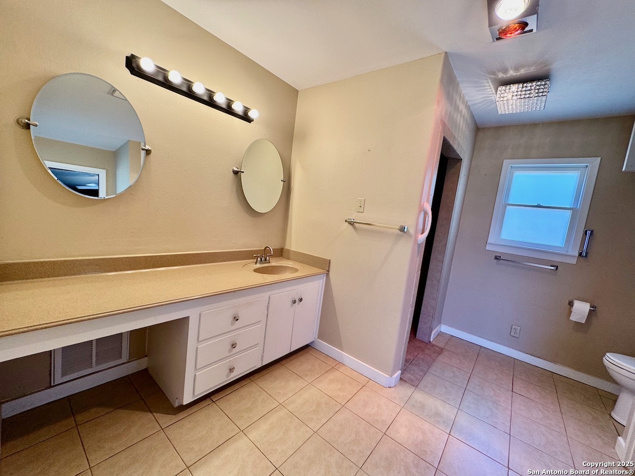 710 W Hondo Devine TX 78016