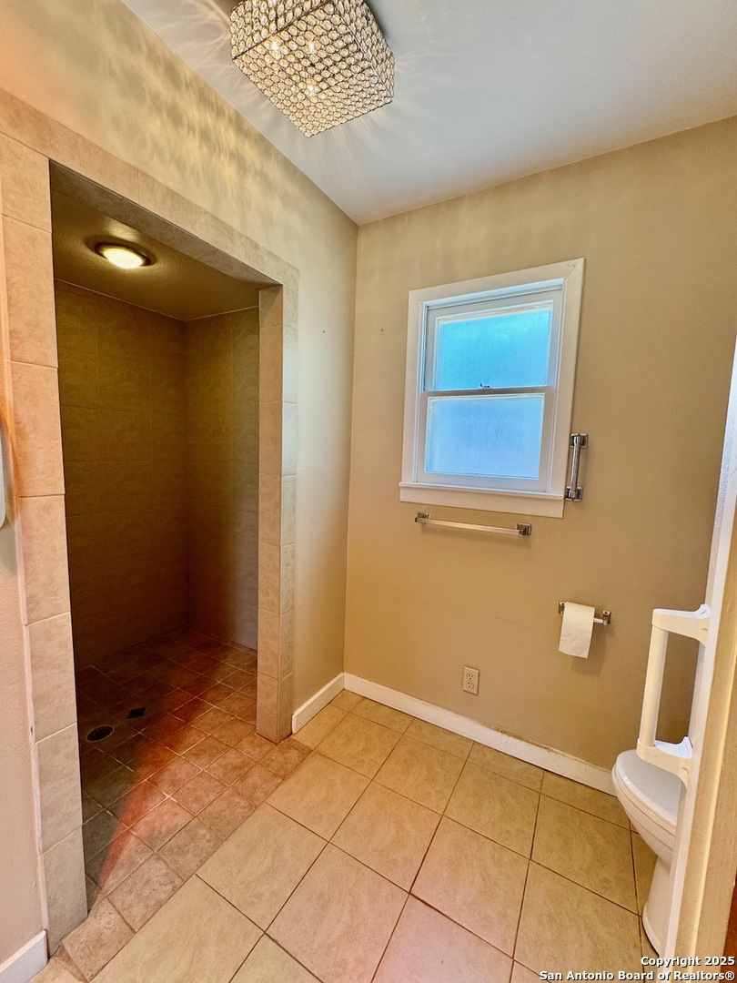 710 W Hondo Devine TX 78016