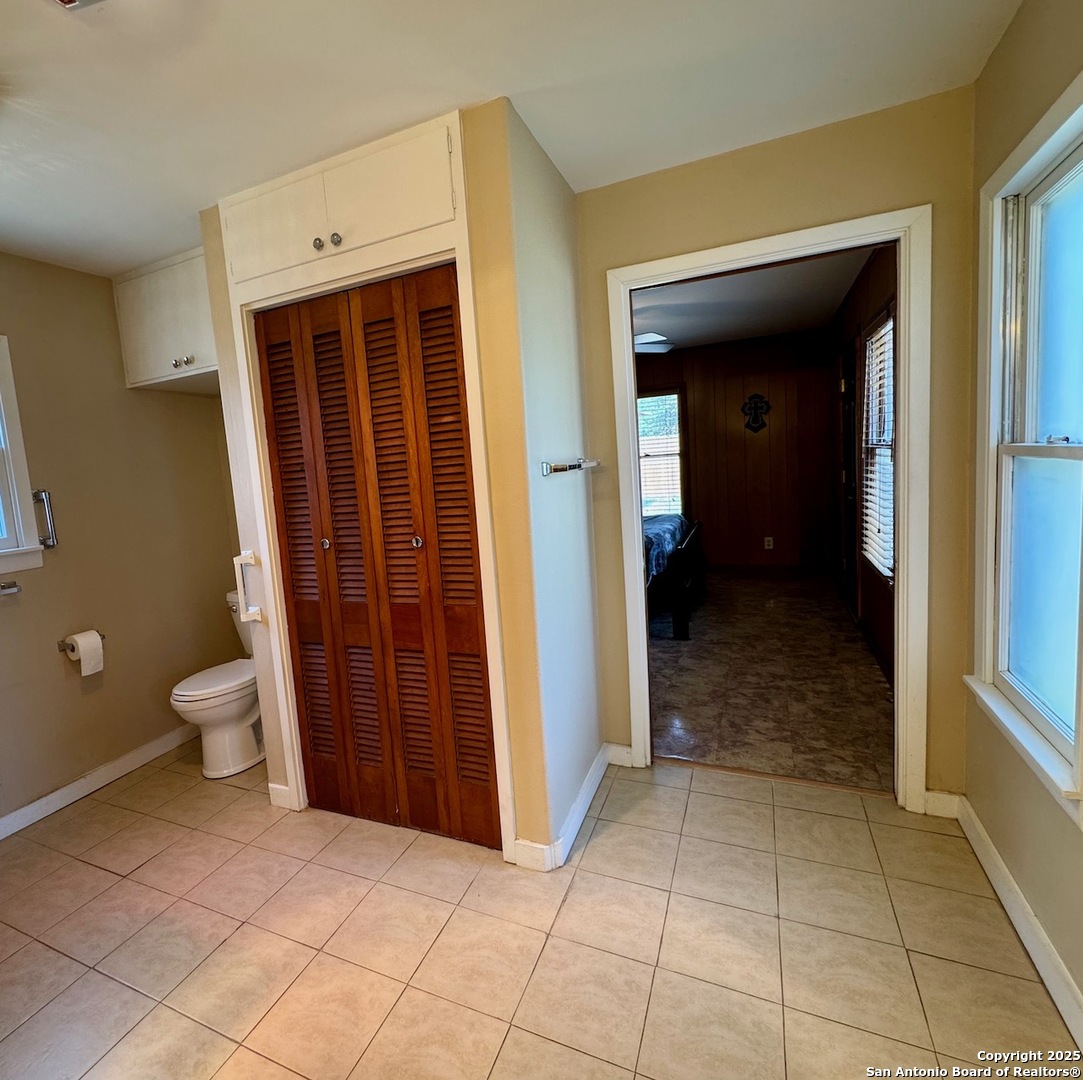 710 W Hondo Devine TX 78016