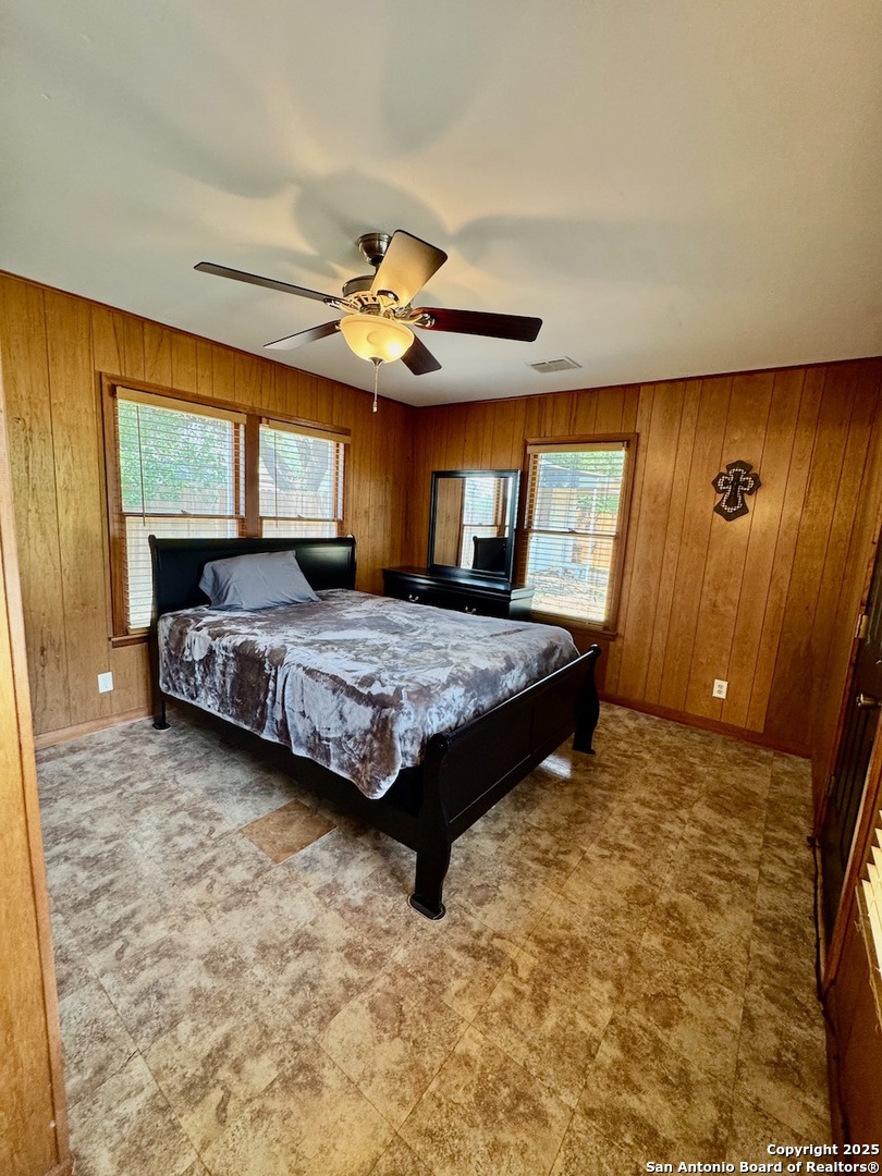 710 W Hondo Devine TX 78016