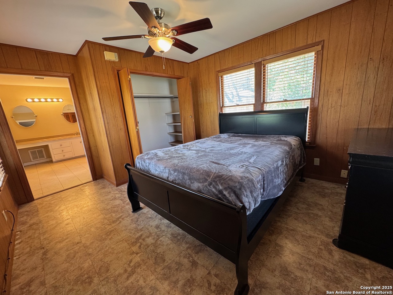 710 W Hondo Devine TX 78016