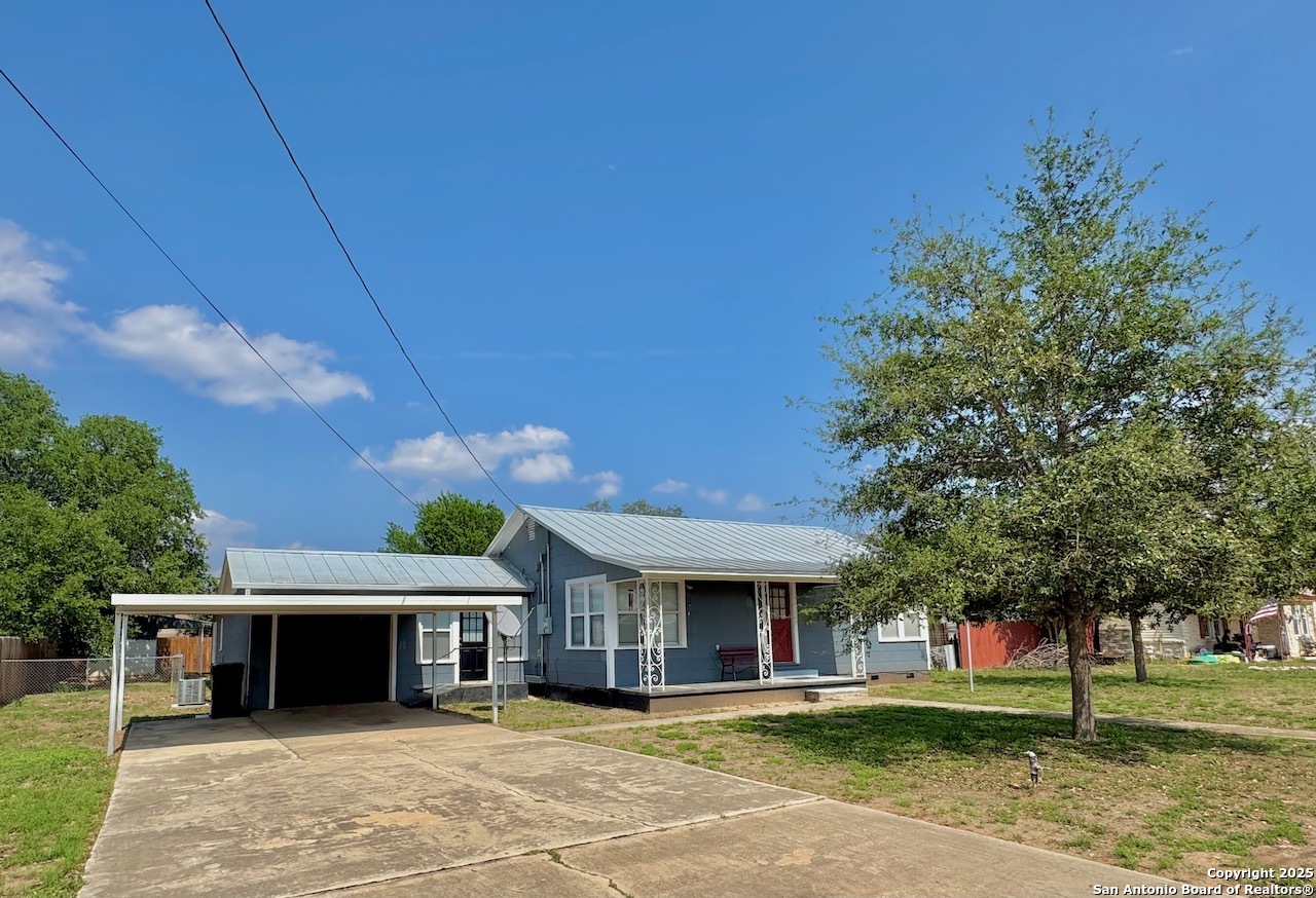 710 W Hondo Devine TX 78016