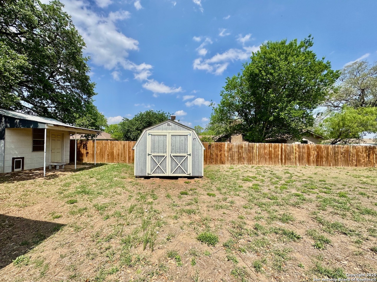 710 W Hondo Devine TX 78016